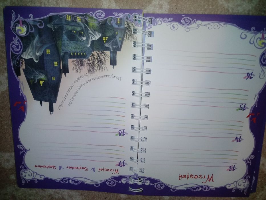 Halloween. Mrożący krew w żyłach terminarz szkolny.