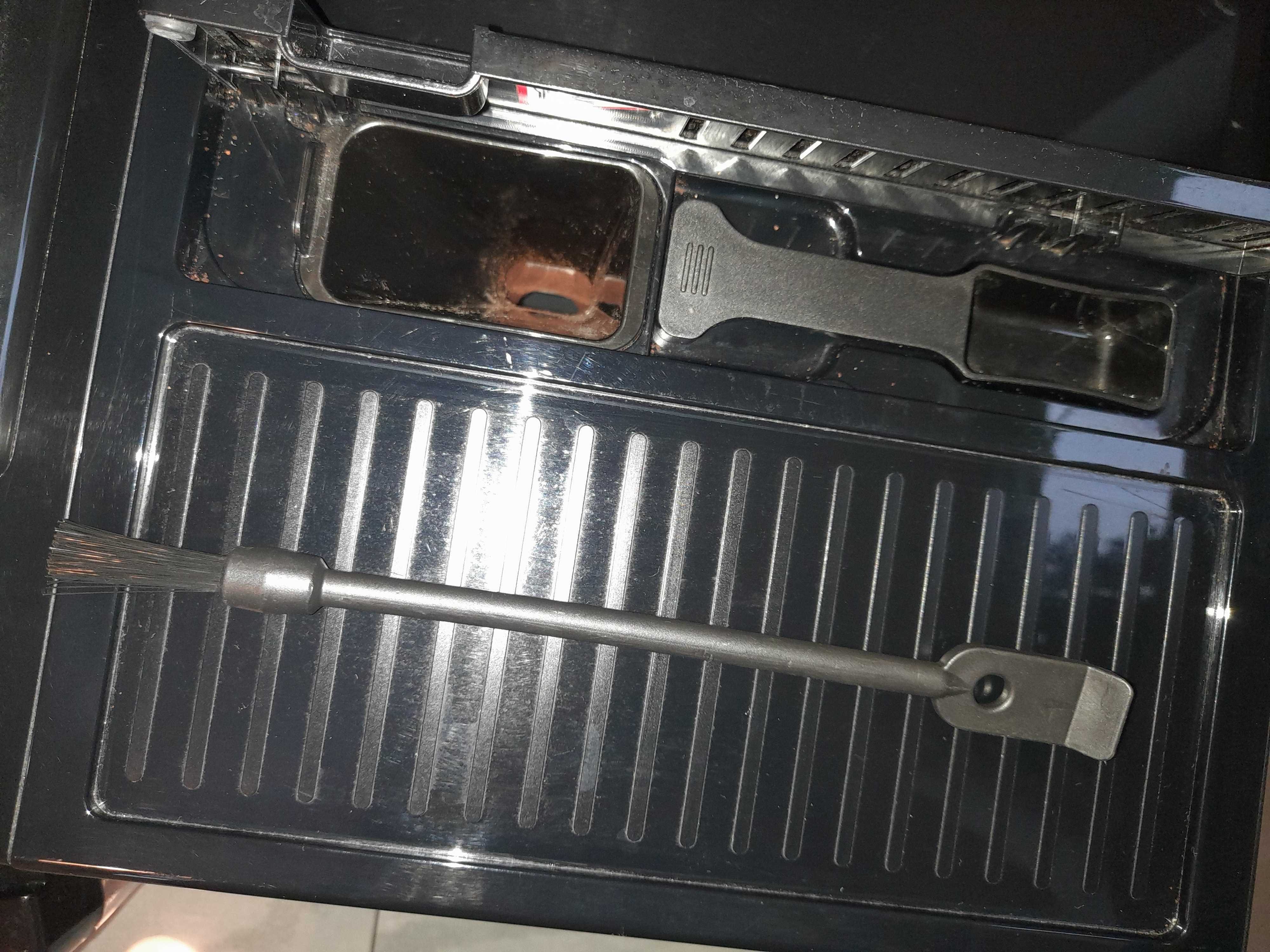 Ekspres ciśnieniowy do kawy z pojemnikiem mleko DeLonghi ESAM420.40.B