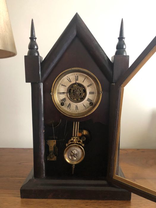 Bonito relógio de pêndulo antigo de parede