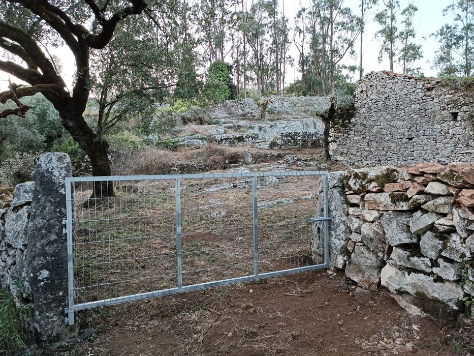 Quintinha com casas antigas em pedra para reconstrução