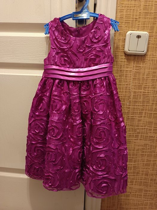 Рожева сукня з об'ємним квітковим візерунком. Розмір 122-128 см.