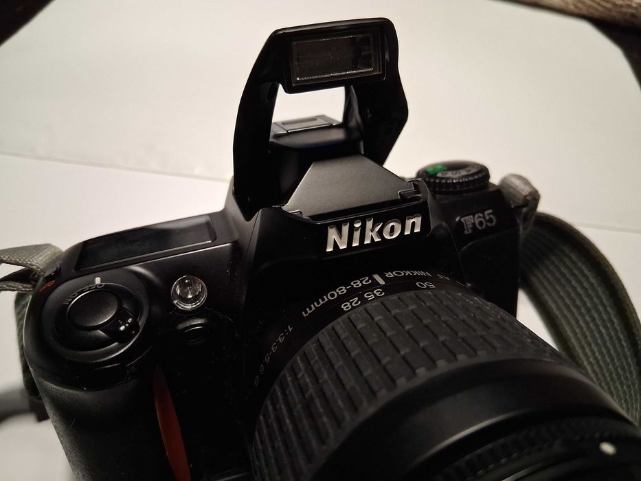 Aparat fotograficzny lustrzanka NIKON F65 z obiektywem NIKKOR 28-80mm