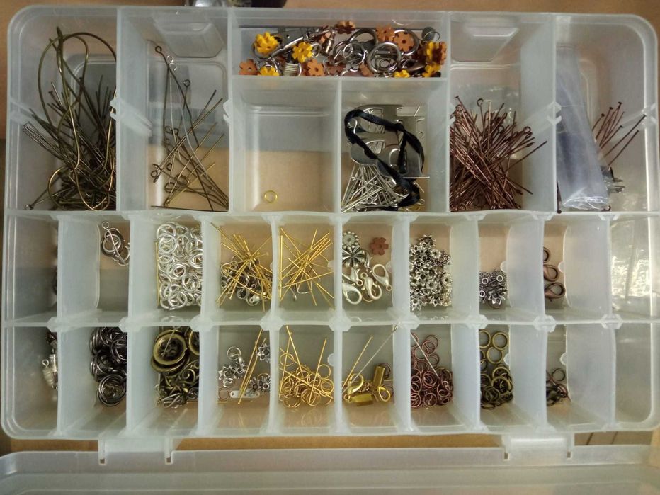 Missangas e acessórios para execução de colares, pulseiras, aneis etc