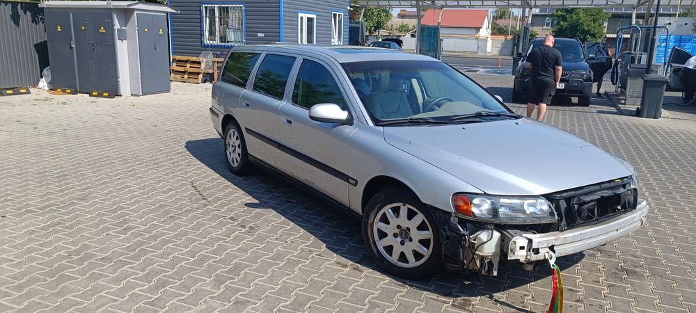 Продам Вольво v70 по запчастинам.Двигун 2.4 бензин автоматична коробк