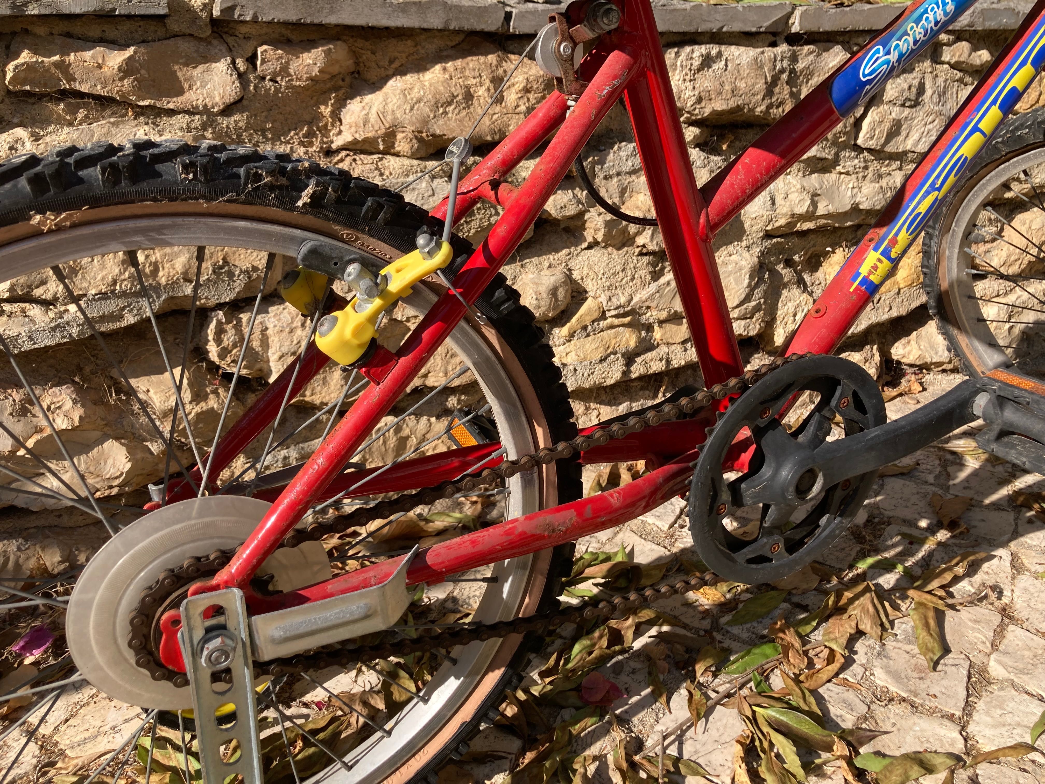 Bicicleta de criança antiga com rodinhas