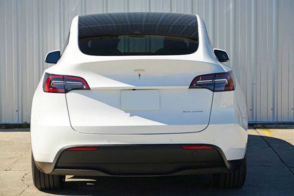Tesla Model Y      2022