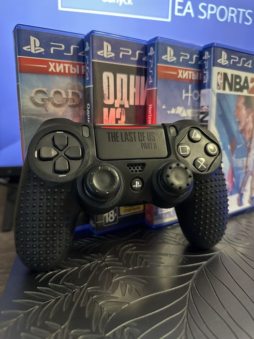 Play Station 4 PRO 1Tb в унікальному дизайні від першого власника