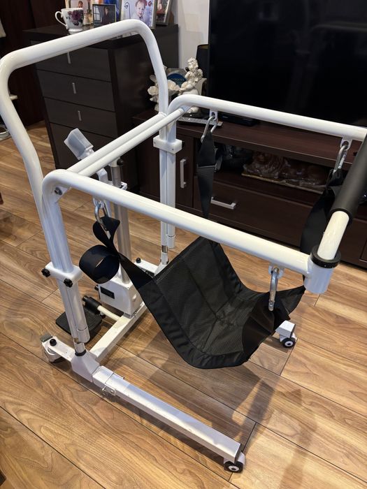 Elektryczny Wózek inwalidzki z podnośnikiem