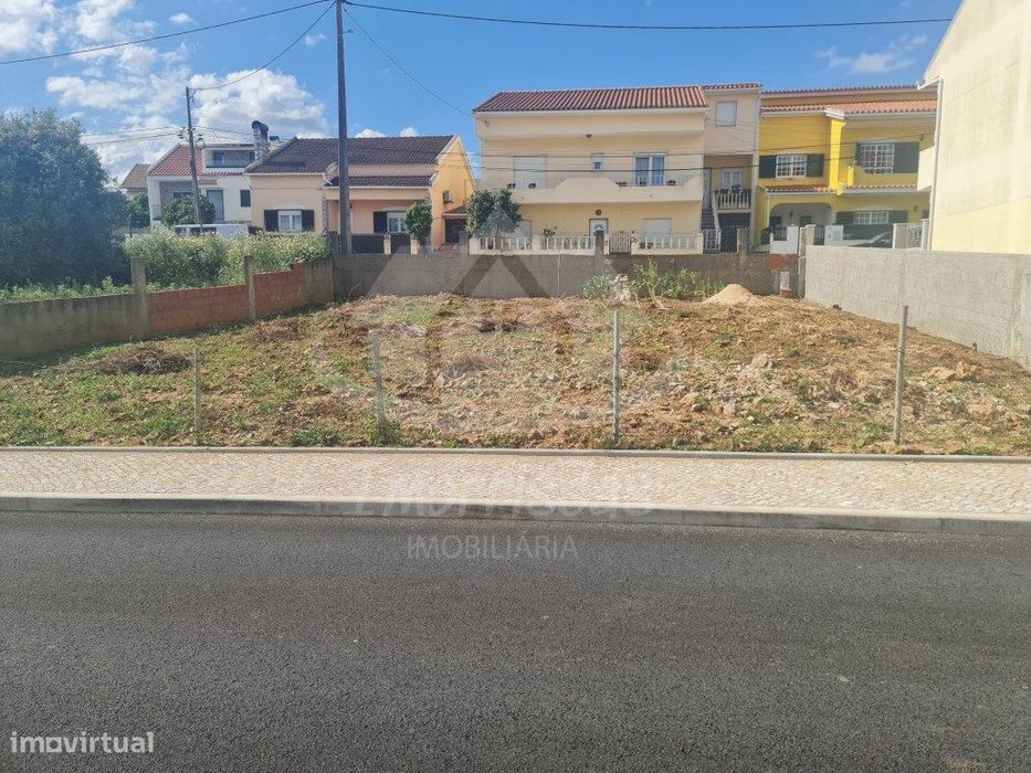 Terreno urbano com 281,10 m², localizado na Portela da Azóia, Santa...