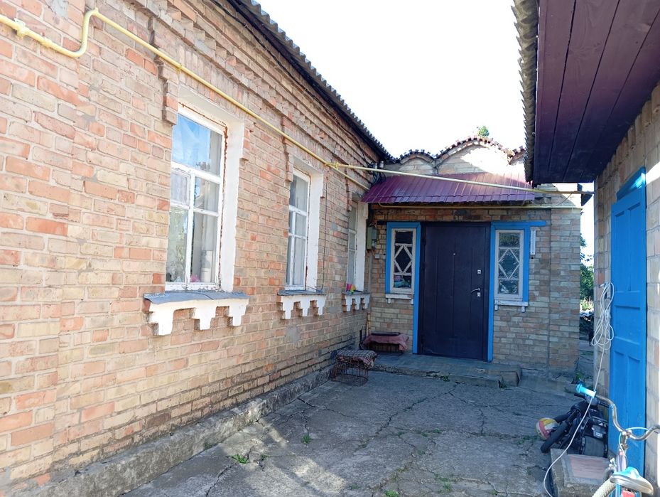 Продам пів будинку з ділянкою 16 сот.С.Гатне! Ціну знижено!