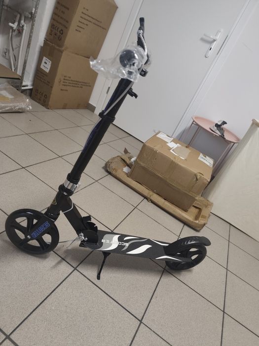 Nowa hulajnoga na dużych kołach z hamulcem ręcznym