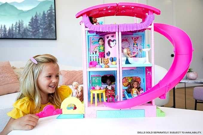 Barbie Chelsea Domek z windą, basenem, zjeżdżalnią, HHX44