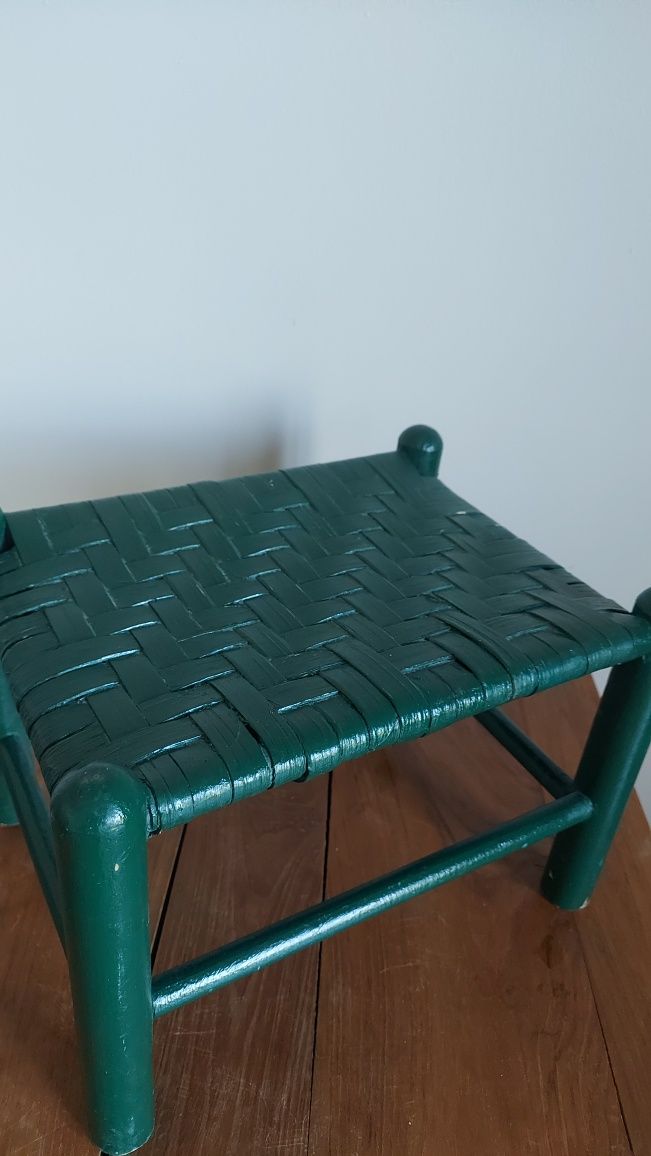 Stylowy, dekoracyjny podnóżek rattanowy/stołek z USA zieleń butelkowa