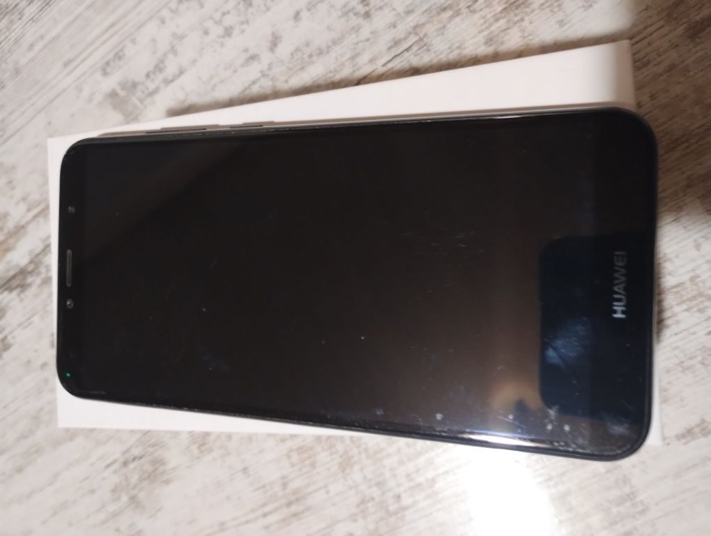 Huawei Y6 Prime 2018 
Батарея тримає довго 
Є оригінальна коробка