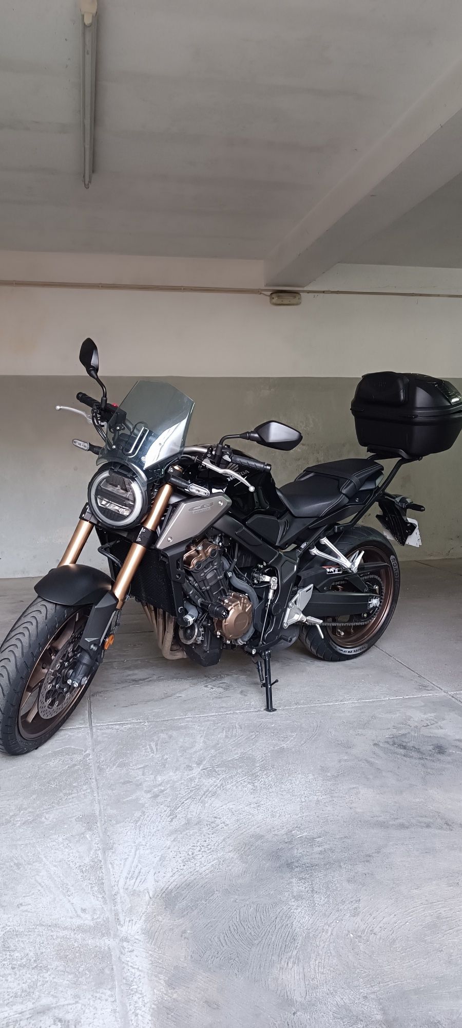 Honda CB650R  com poucos kms