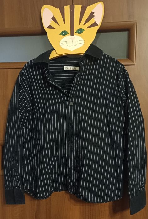 Koszula chłopieńca czarna z długim rękawem w białe paski.