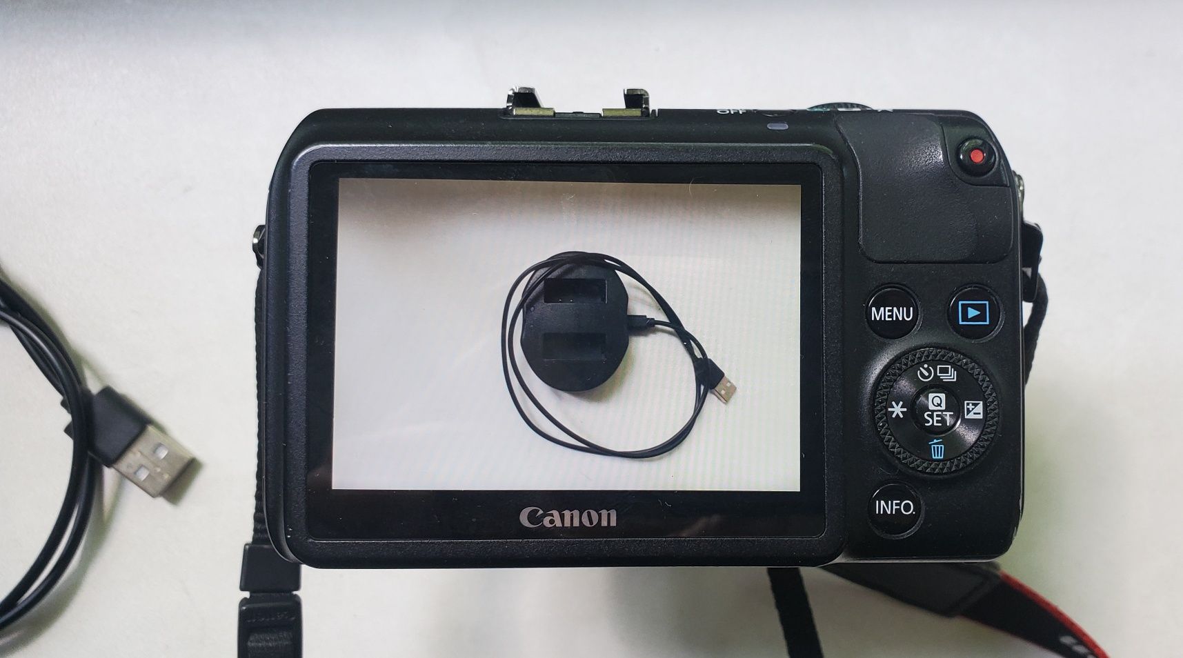 Canon M з об'єктивом EF-M 18-55