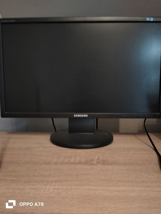 Monitor Samsung z komputerem