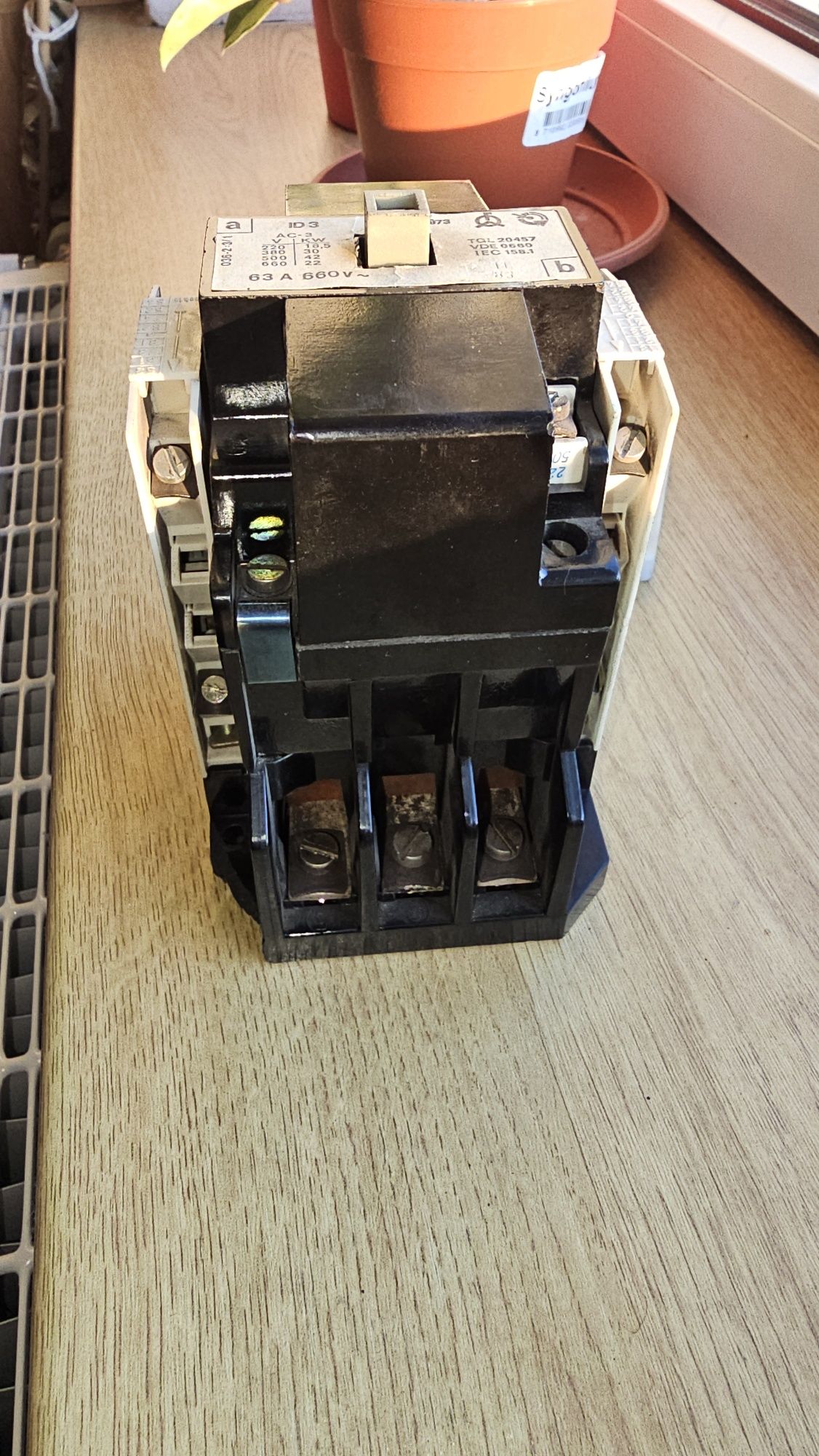 Stycznik ID3 cewka 220v sprawny