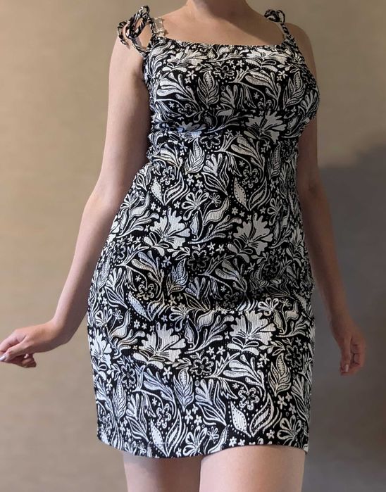 Чорно-біла сукня у квітковий принт, розмір M, Sinsay