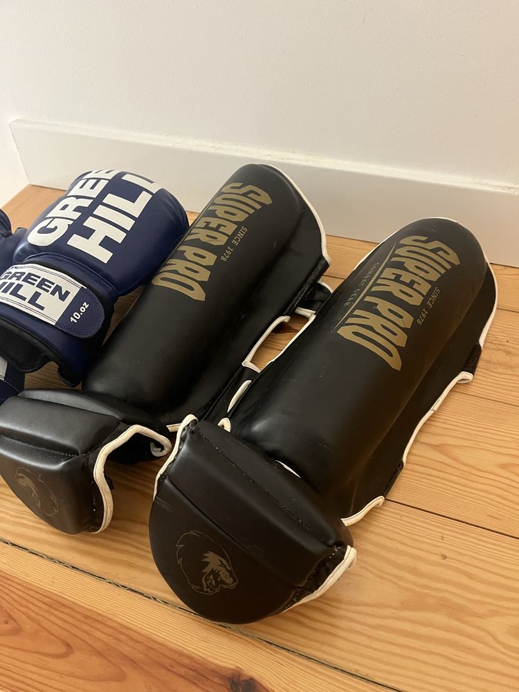Luvas e caneleiras de boxe muay thai
