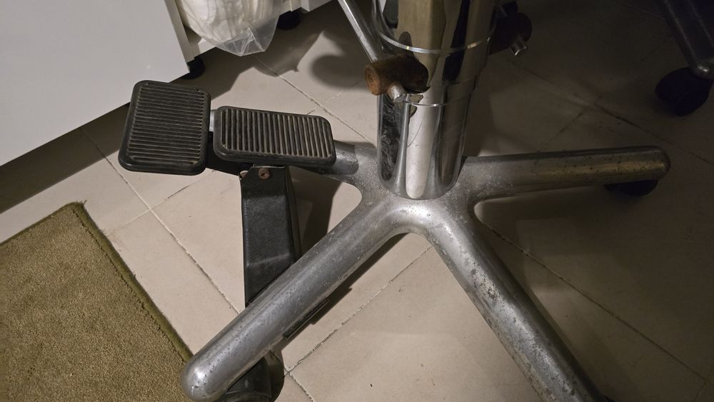 Cadeira de barbeiro/cabeleireiro Pietranera 5’60
3,700.00€ – 4,187.00€