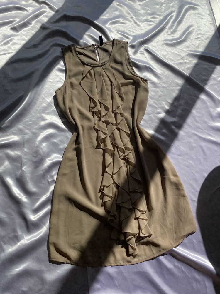 Beżowa sukienka z falbankami S 36 vero moda