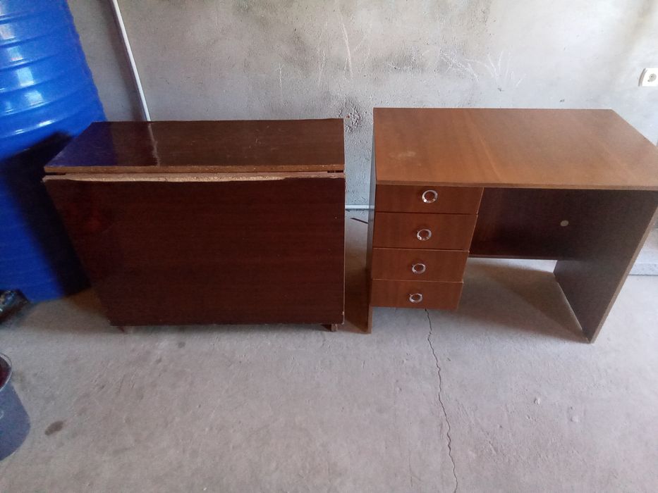 Продам советские 2стола и книжную полку
