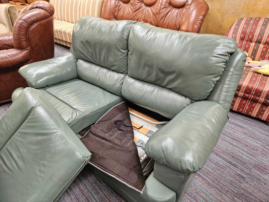 Sofá cama, em pele de cor verde - óptimo estado geral