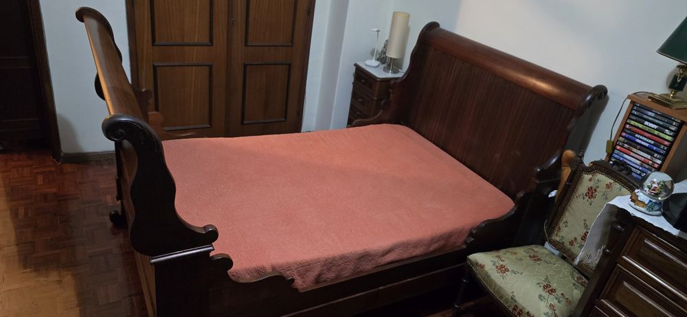 Cama de corpo e meio estilo Império