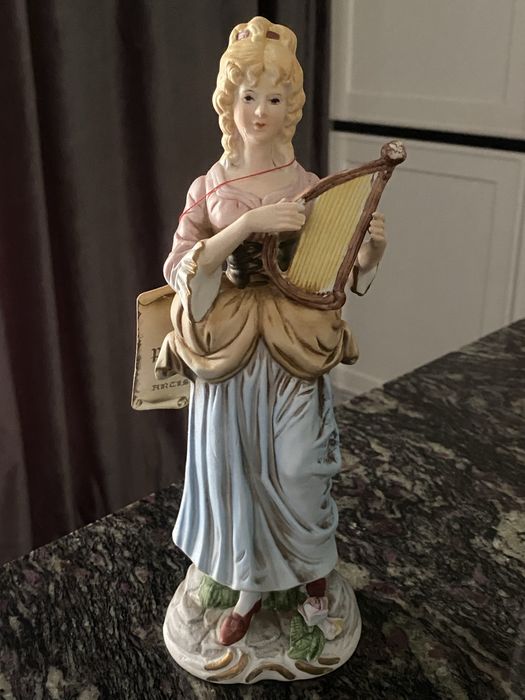 Статуэтка. Бисквитный фарфор. Италия. Винтаж