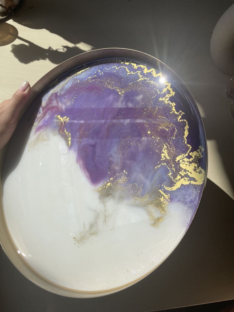 Ręcznie robiona stalowa taca z fioletowym zdobieniem żywicą epoksydową