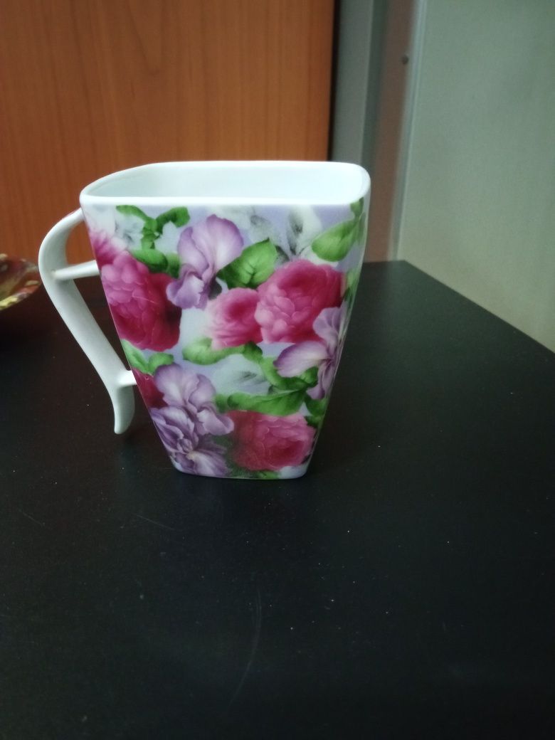 Чашки с блюдцем, сахарница