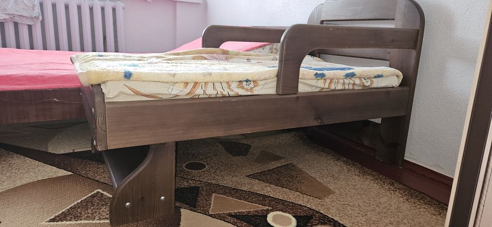 Дитяча дерев'яна кровать
