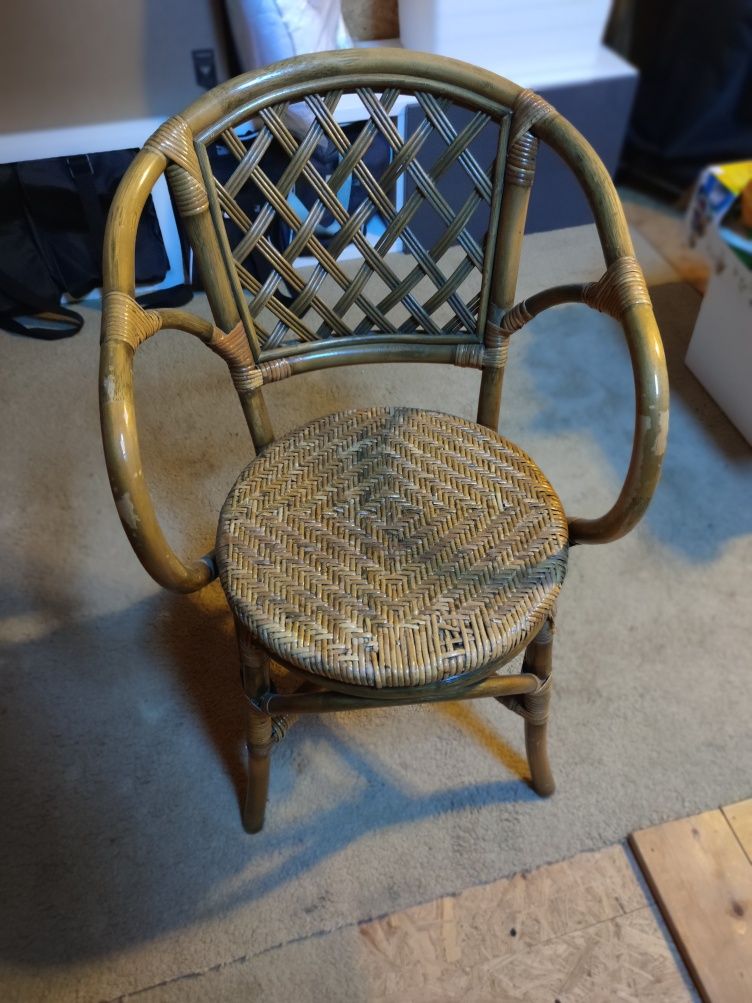 Stylowe krzesło rattanowe do renowacji