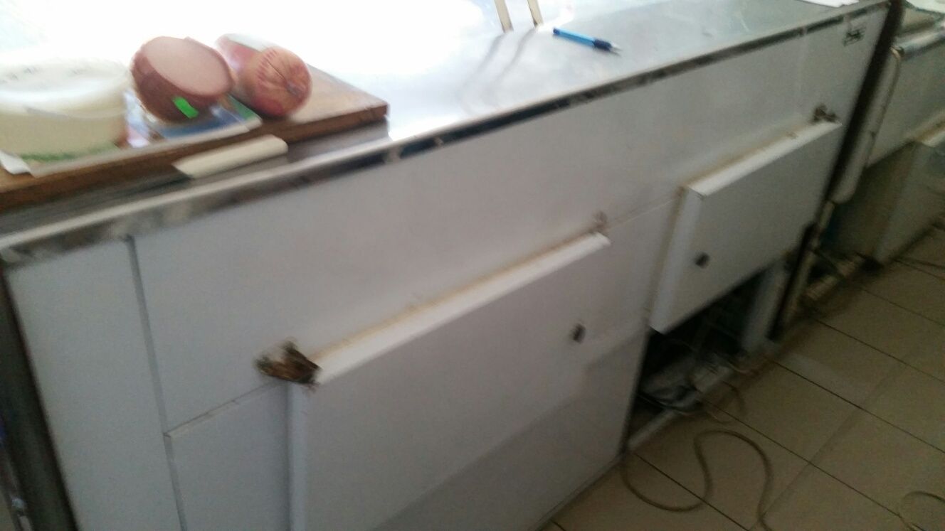 Продам  холодильную ветрину срочно