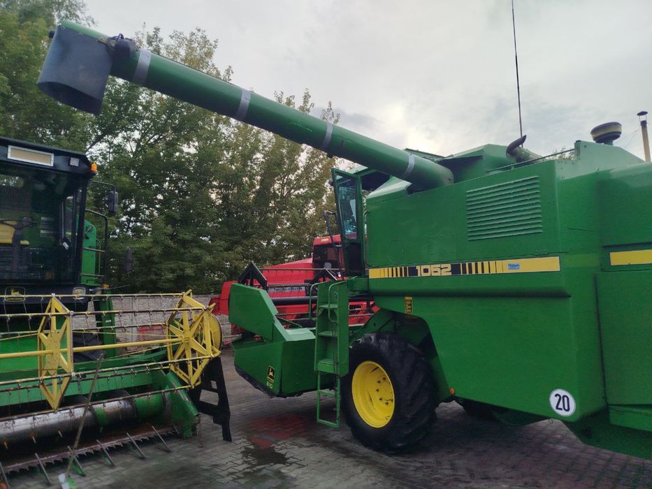Комбайн зернозбиральний John Deere 1052, 1055
