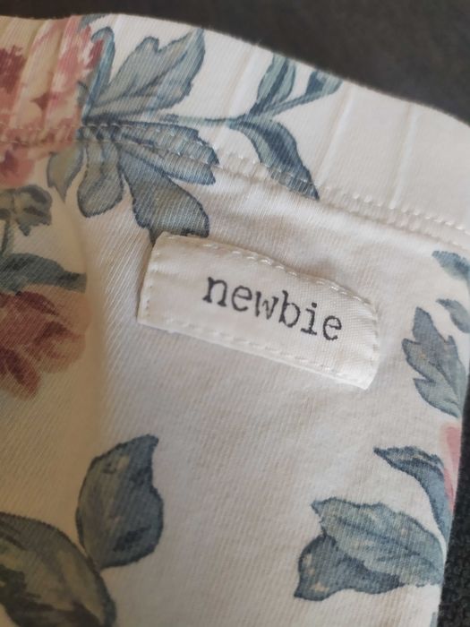Legginsy spodnie Newbie 80 86 kwiaty róże falbanki białe