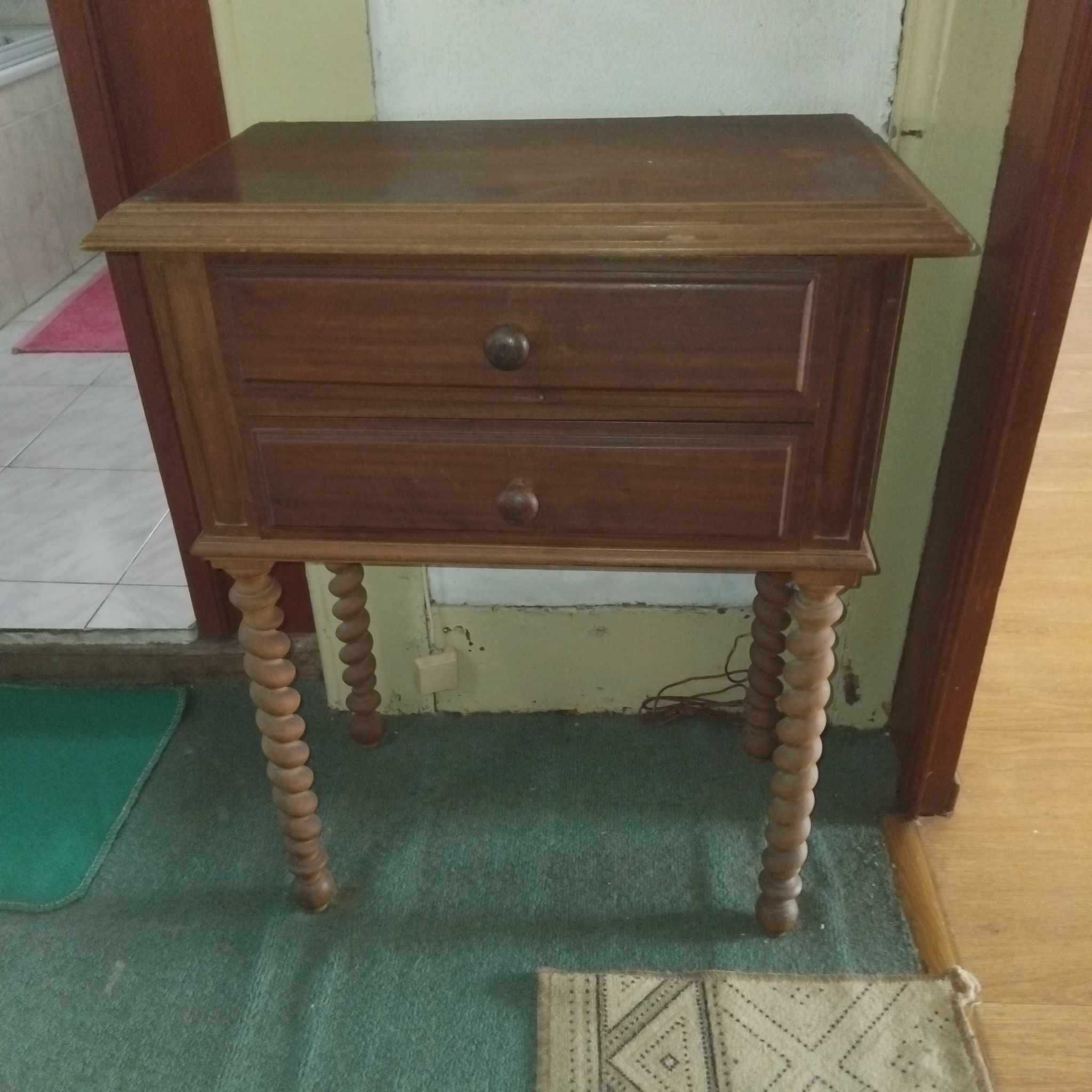 Mesa de telefone ou outro urgente