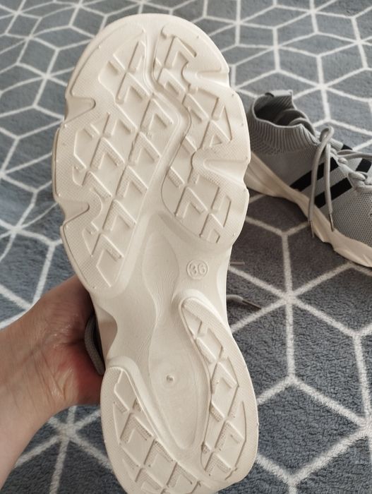 Кросівки  жіночі