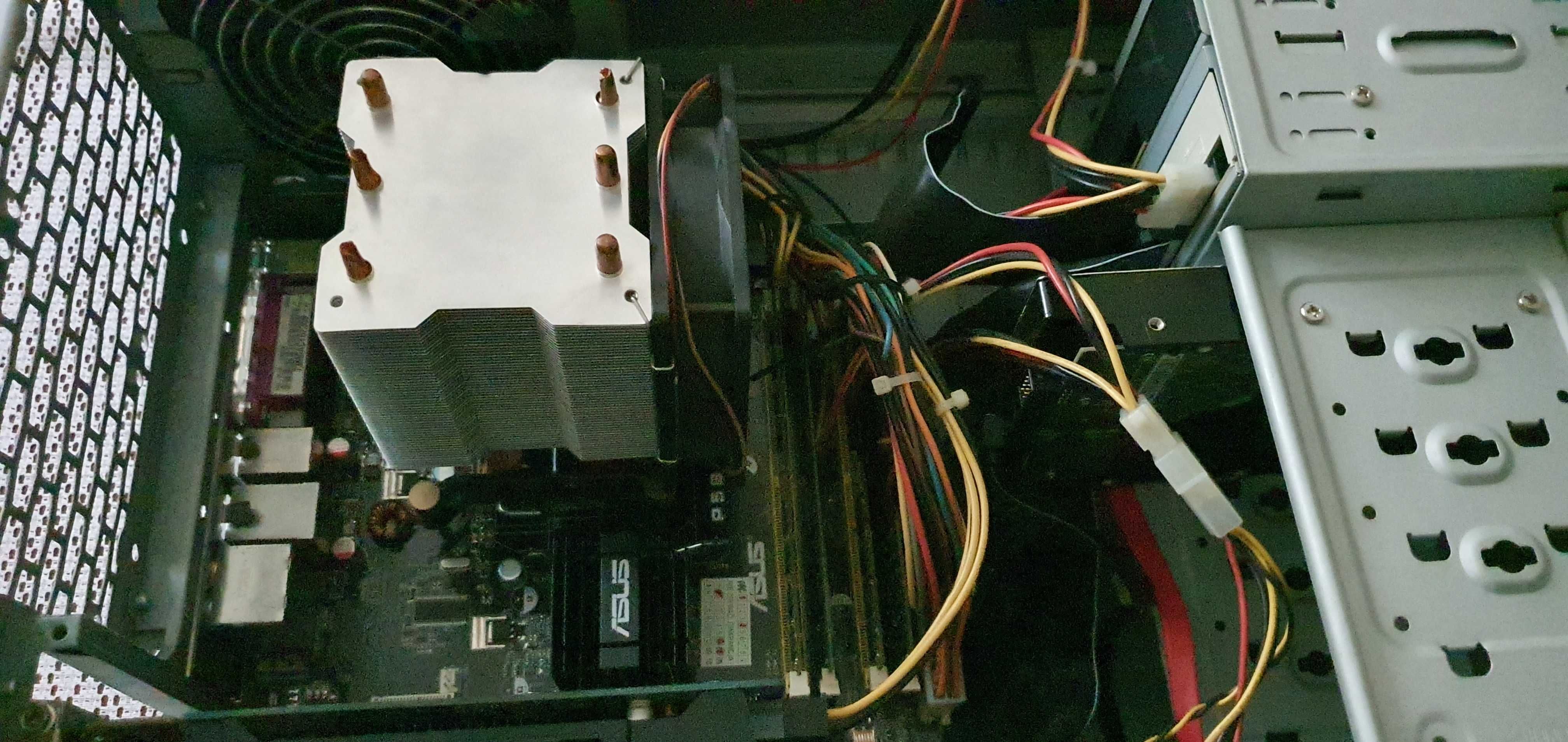 Komputer z Intel Core Quad 8GB DDR2 Radeon 500GB