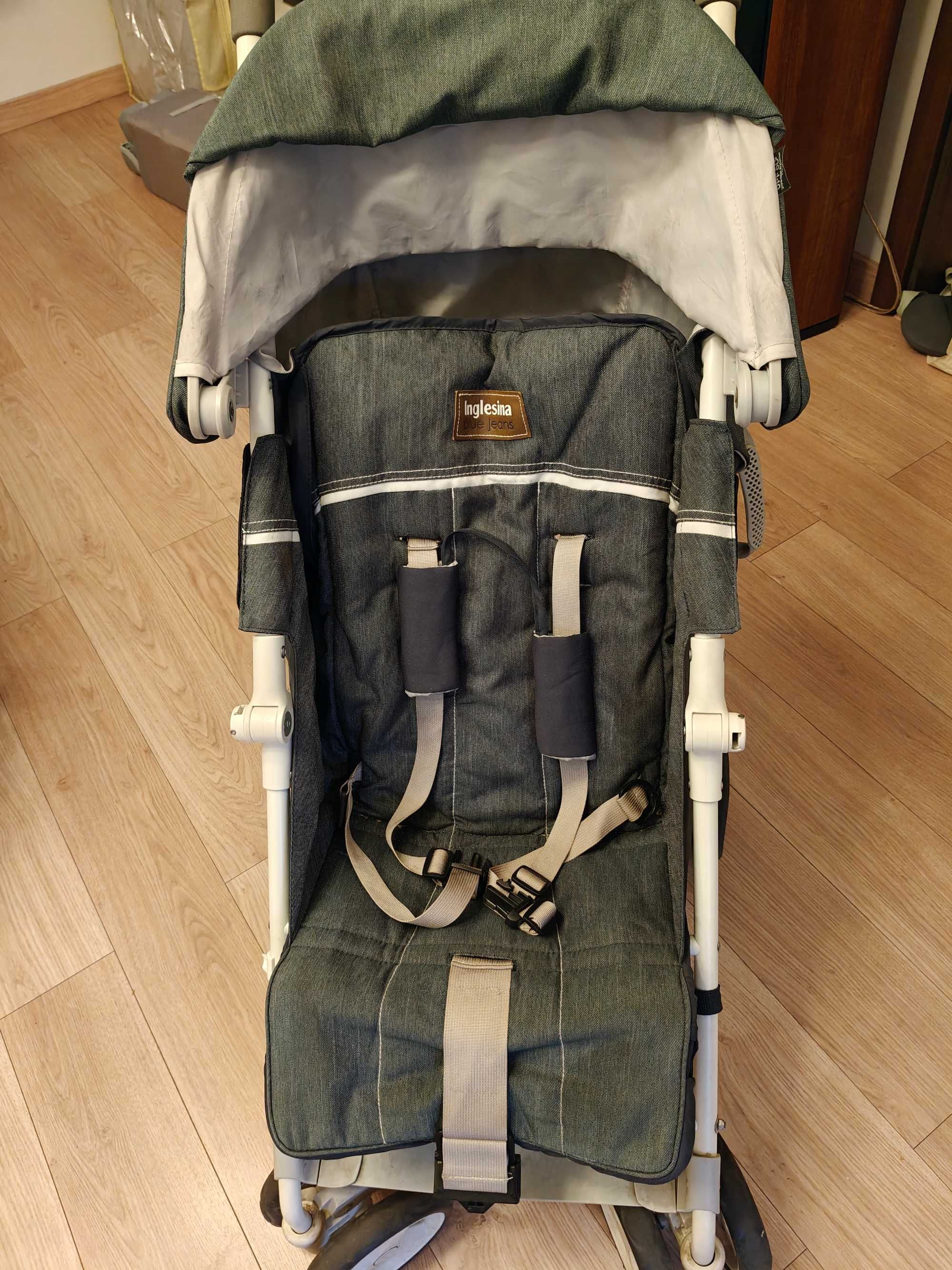 Wózek Inglesina Trip Blue Jeans z pokrowcem na nogi i na deszcz