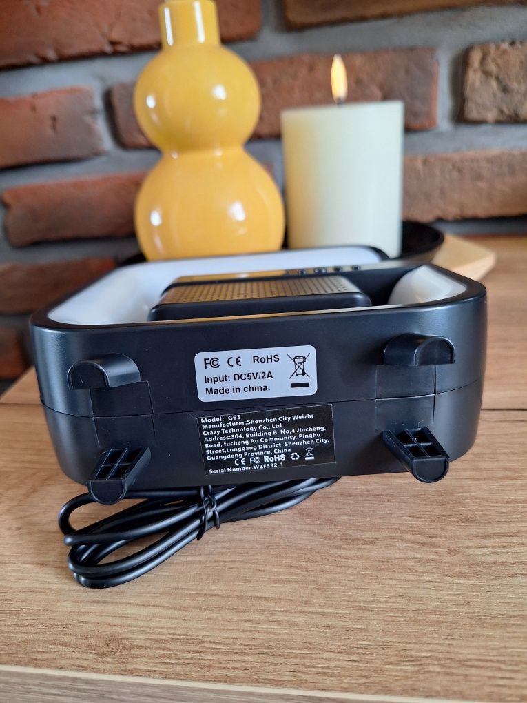 Lampka LED, ładowarka indukcyjna, zegar