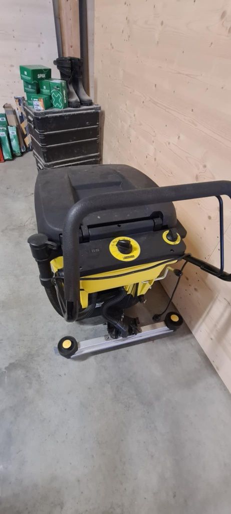 Mop Odkurzacz przemysłowy SZOROWARKA KARCHER BR 40/25 C