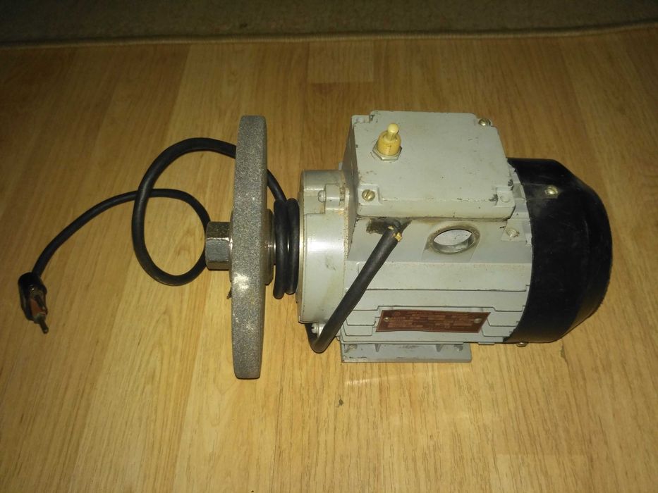 Двигатель асинхронный с установленным шлифовальным кругом СССР