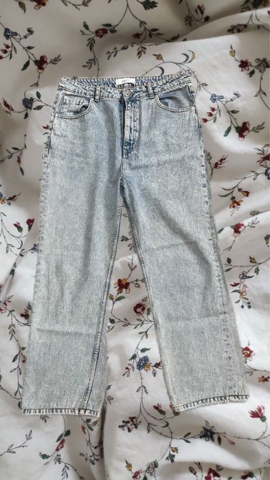 Jasno-niebieskie jeansy