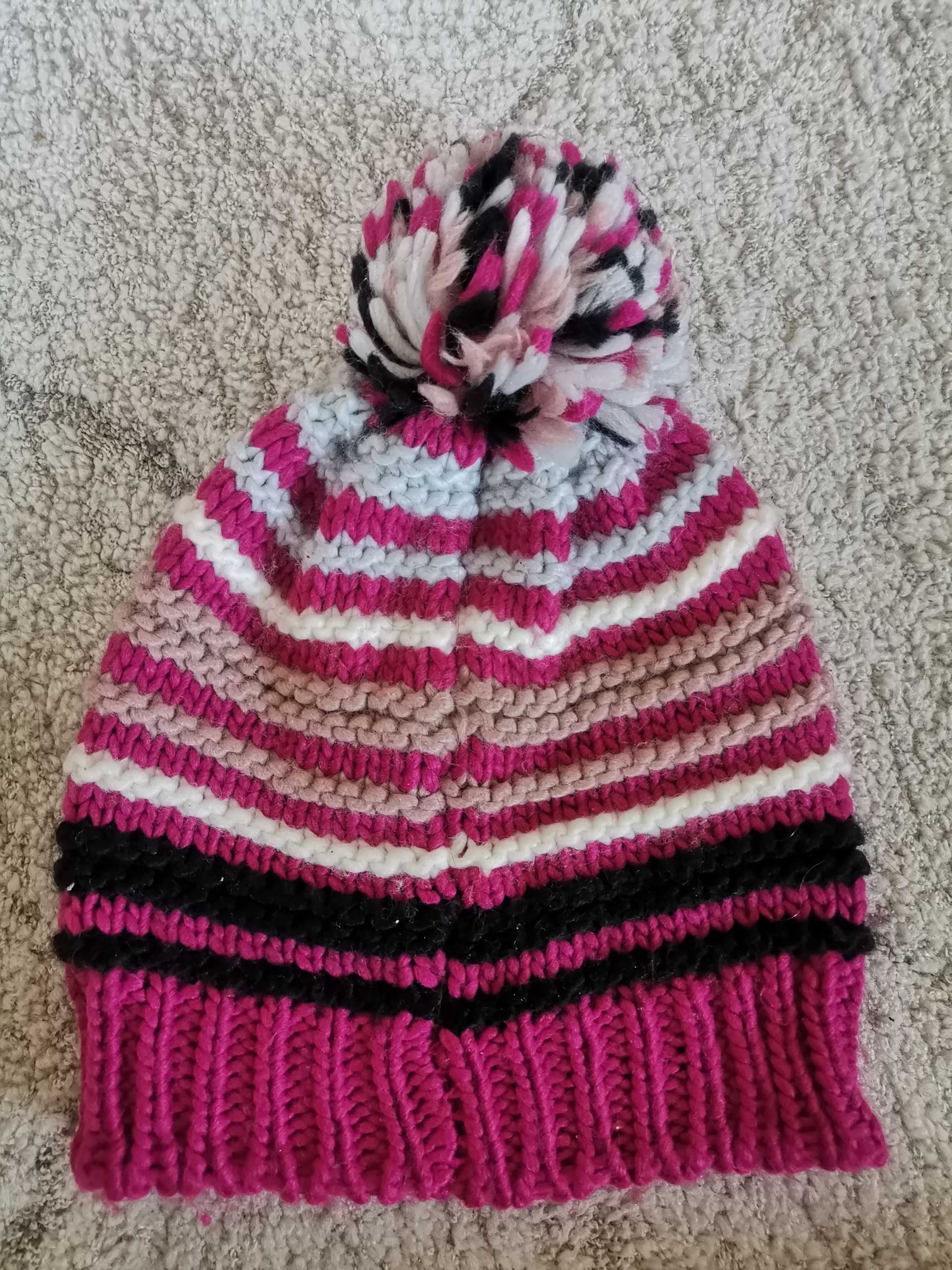 Damska czapka z pomponem włóczkowa kolorowa różowa