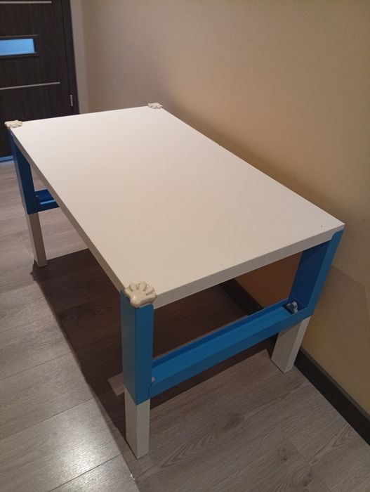 biurko dziecięce IKEA z serii PÅHL w kolorze białym z niebieskimi akce