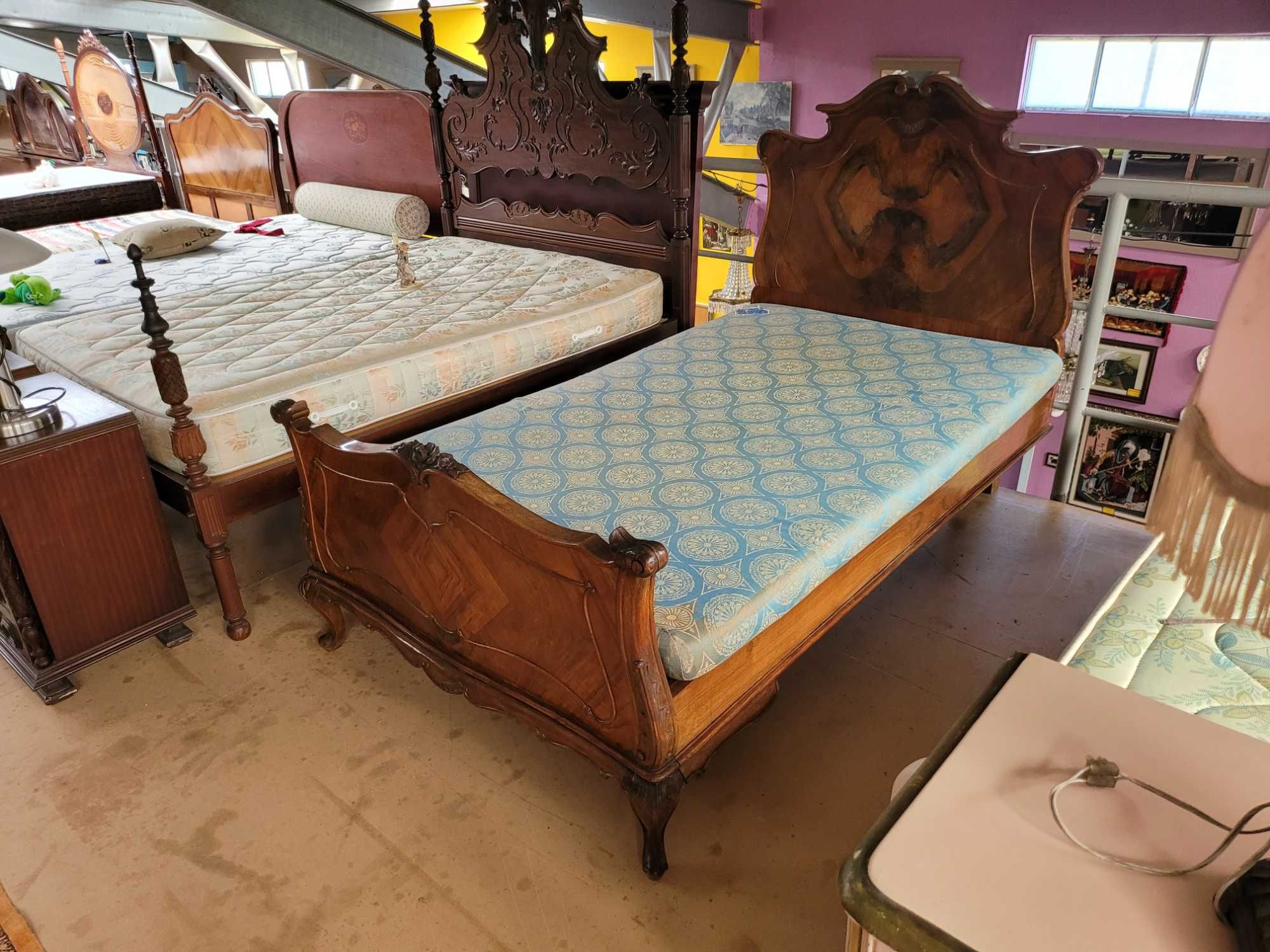 Cama de solteiro antiga com estrado e colchão - Com muito uso