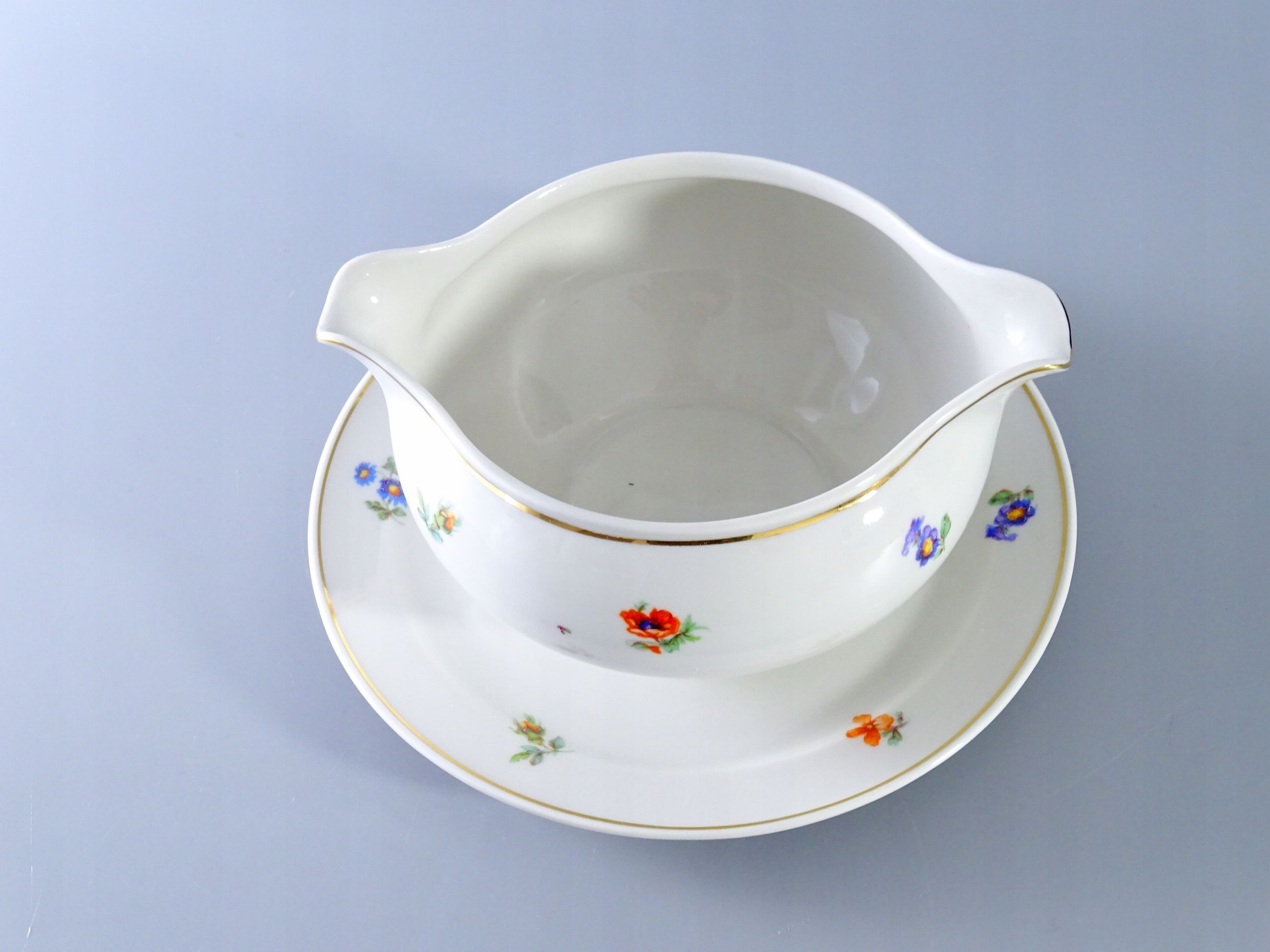 stara kremowa porcelanowa sosjerka